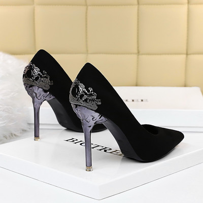 Elegáns zárt cipő fém sarokkal