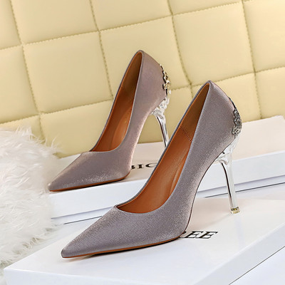 Elegáns zárt cipő fém sarokkal