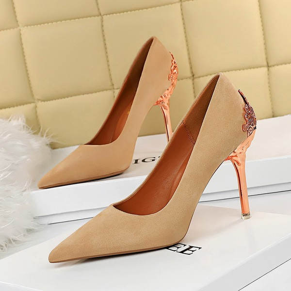 Elegáns zárt cipő fém sarokkal