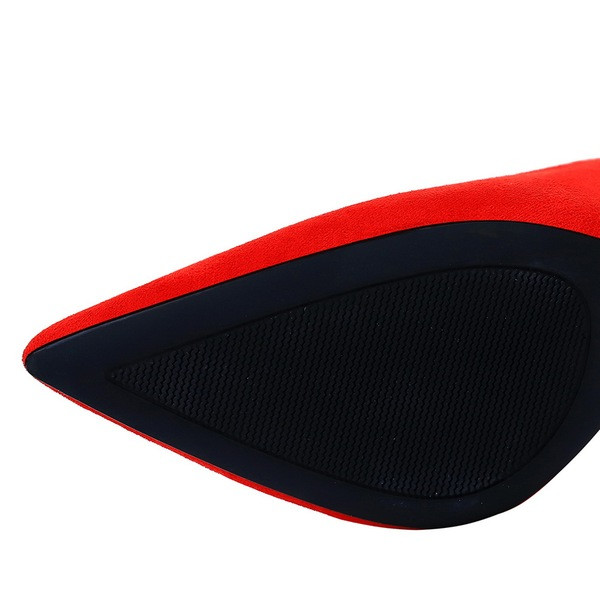 Elegáns zárt cipő fém sarokkal