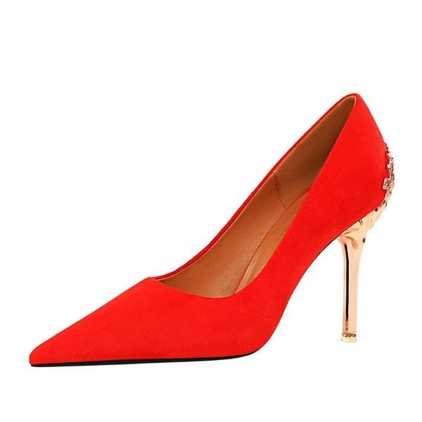 Elegáns zárt cipő fém sarokkal