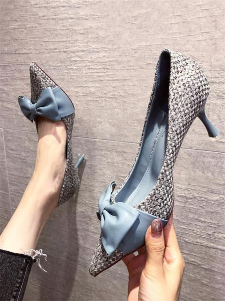 Modern női cipő szalaggal és 6,5 cm-es sarokkal