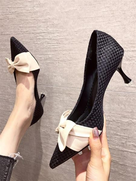 Modern női cipő szalaggal és 6,5 cm-es sarokkal