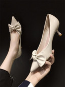 Női bőrcipő szalaggal és 6 cm-es sarokkal