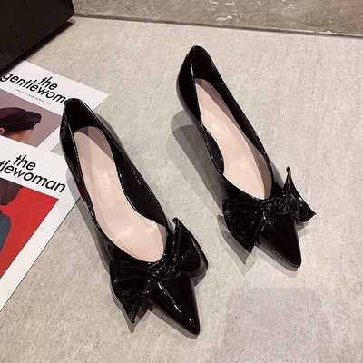 Női bőrcipő szalaggal és 6 cm-es sarokkal