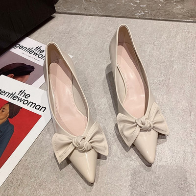 Női bőrcipő szalaggal és 6 cm-es sarokkal