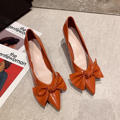 Női bőrcipő szalaggal és 6 cm-es sarokkal