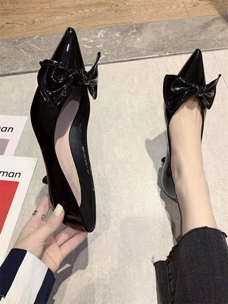 Női bőrcipő szalaggal és 6 cm-es sarokkal