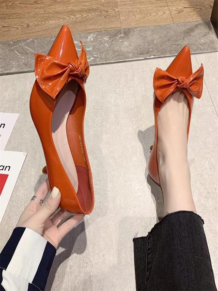 Női bőrcipő szalaggal és 6 cm-es sarokkal