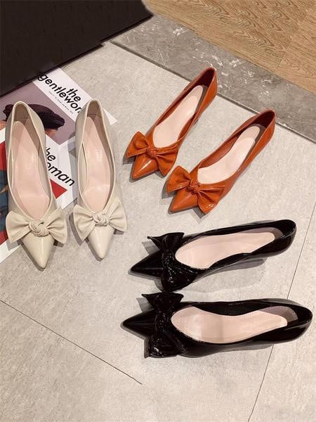 Női bőrcipő szalaggal és 6 cm-es sarokkal