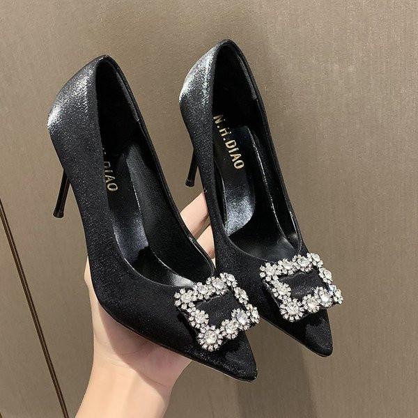 Női cipő hegyes modell kövekkel és 9 cm-es sarokkal