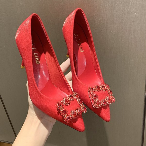 Női cipő hegyes modell kövekkel és 9 cm-es sarokkal