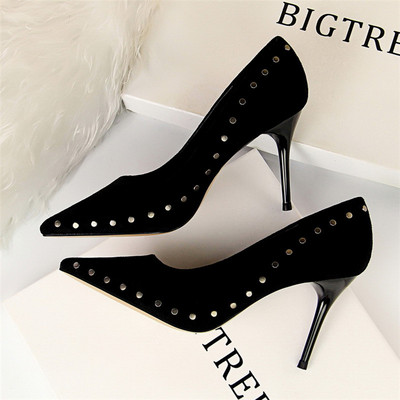 Aktuális magassarkú női velúr cipő