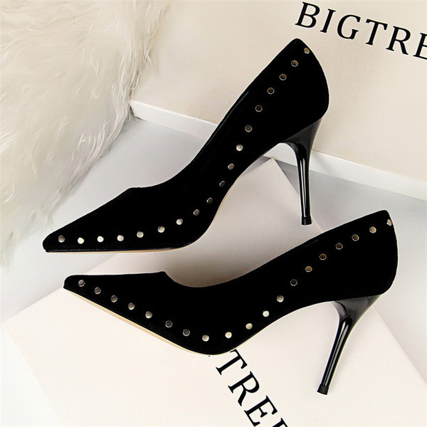 Aktuális magassarkú női velúr cipő