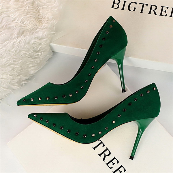 Aktuális magassarkú női velúr cipő