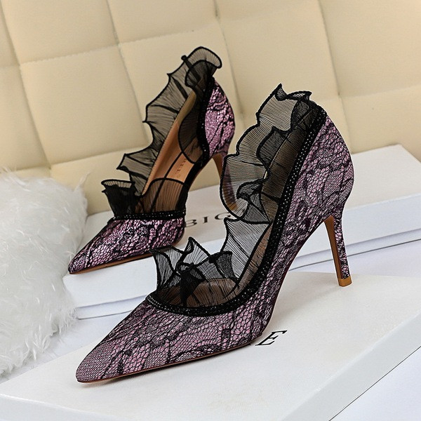 Stílusos női cipő hegyes tüll modell