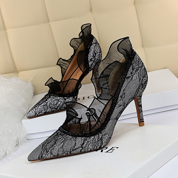 Stílusos női cipő hegyes tüll modell