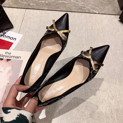 Női modern cipő hegyes modell magassarkúval és szalaggal