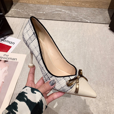 Női modern cipő hegyes modell magassarkúval és szalaggal