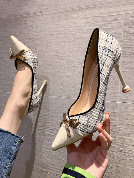 Női modern cipő hegyes modell magassarkúval és szalaggal
