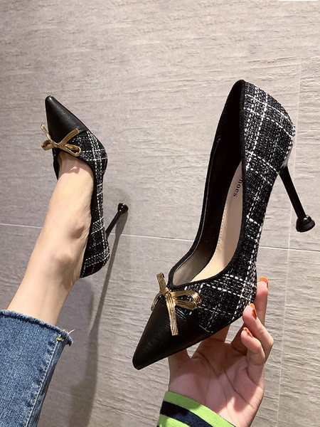 Női modern cipő hegyes modell magassarkúval és szalaggal