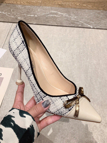 Női modern cipő hegyes modell magassarkúval és szalaggal