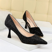 Fényes női cipő 7 cm-es sarokmagassággal