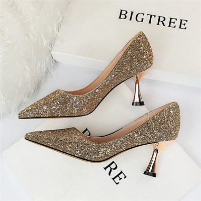 Fényes női cipő 7 cm-es sarokmagassággal