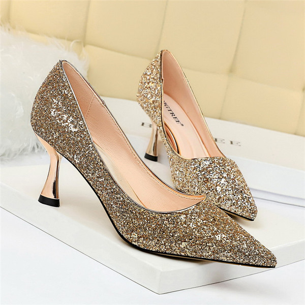 Fényes női cipő 7 cm-es sarokmagassággal