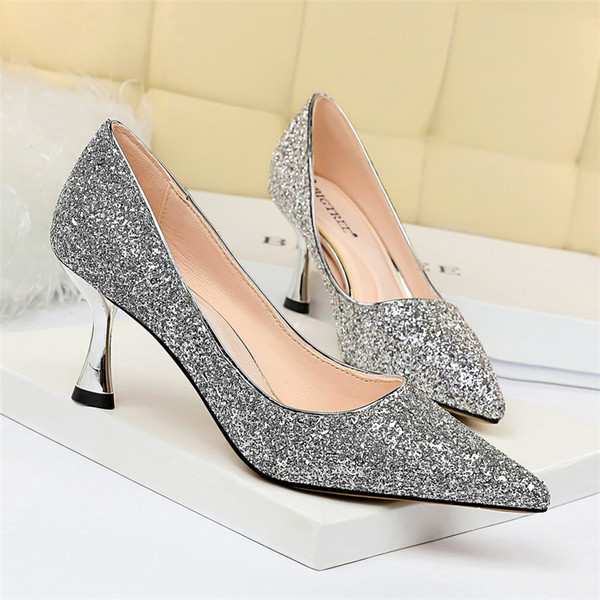 Fényes női cipő 7 cm-es sarokmagassággal