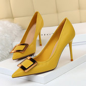 Elegáns női cipő csattal - két modell