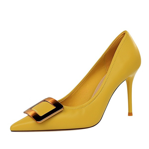 Elegáns női cipő csattal - két modell