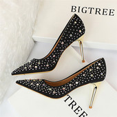 Stílusos női cipő kövekkel és vékony sarkú