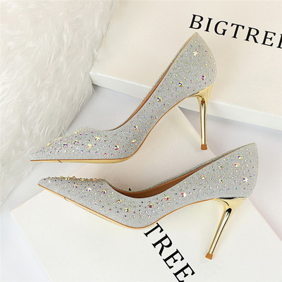 Stílusos női cipő kövekkel és vékony sarkú