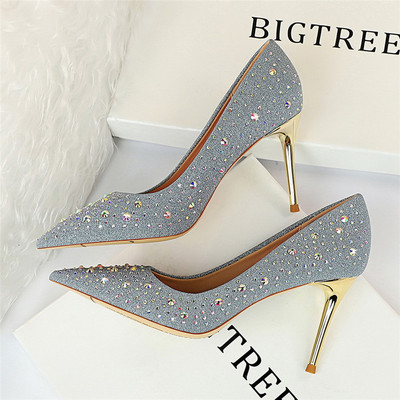 Stílusos női cipő kövekkel és vékony sarkú