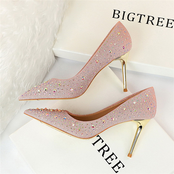 Stílusos női cipő kövekkel és vékony sarkú