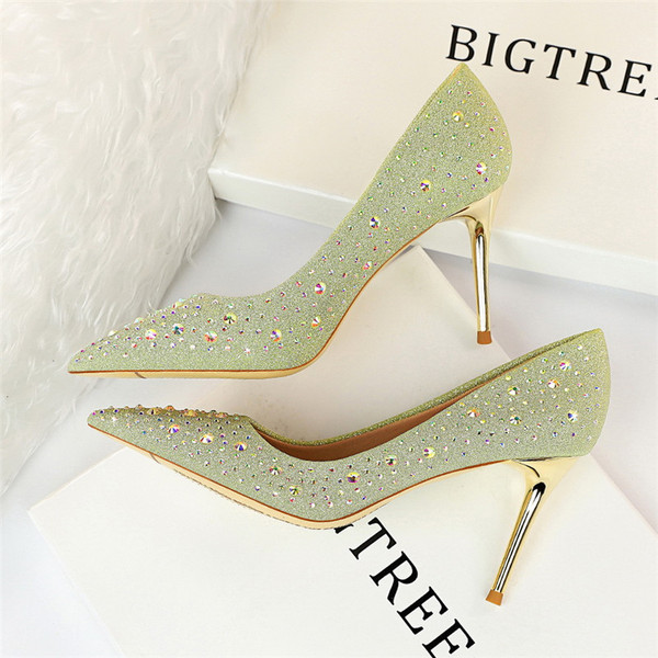 Stílusos női cipő kövekkel és vékony sarkú