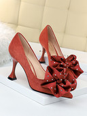 Új női cipőmodell szalagokkal és 8,5 cm-es sarokkal