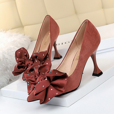 Új női cipőmodell szalagokkal és 8,5 cm-es sarokkal