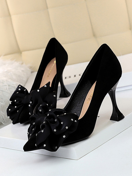 Új női cipőmodell szalagokkal és 8,5 cm-es sarokkal