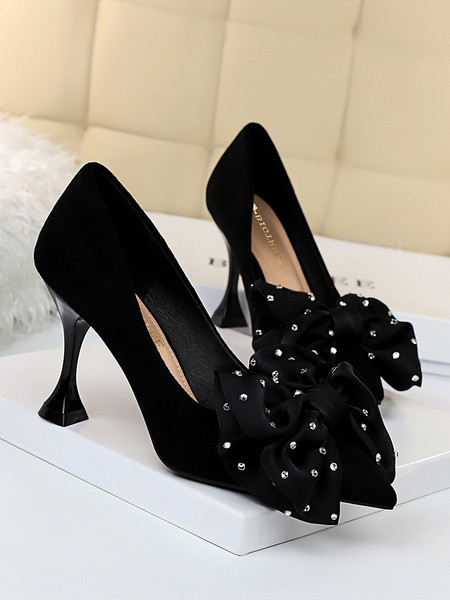 Új női cipőmodell szalagokkal és 8,5 cm-es sarokkal