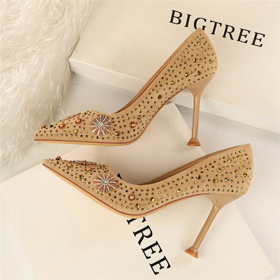 Új modell női cipő kövekkel