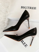 Κομψά γυναικεία παπούτσια από δέρμα eco με τακούνι 9,5 cm