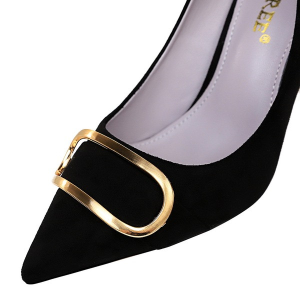 Női velúr cipő fém díszítéssel