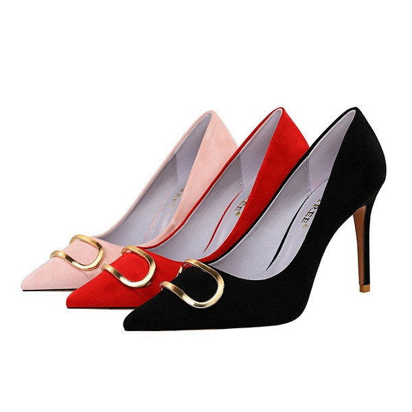 Női velúr cipő fém díszítéssel