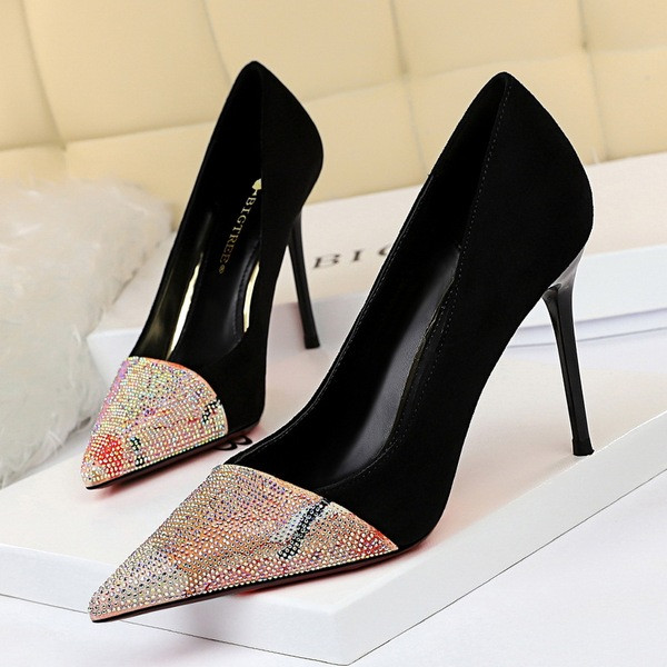 Női elegáns velúr cipő kő díszítéssel