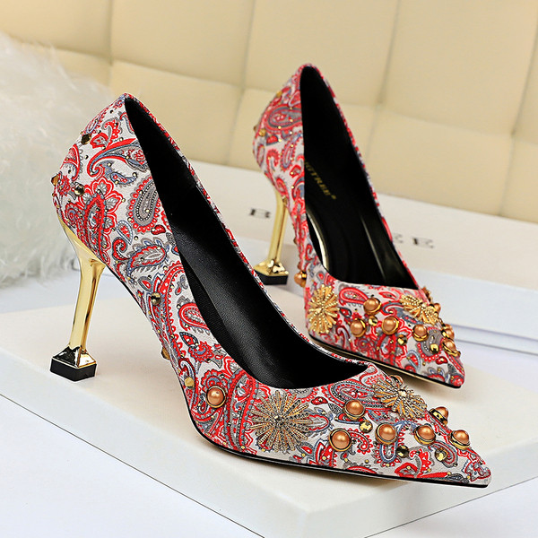 Női hegyes cipő 3D díszítéssel