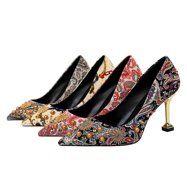 Női hegyes cipő 3D díszítéssel