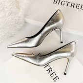 Lakkbőr cipő hegyes modell magassarkúval