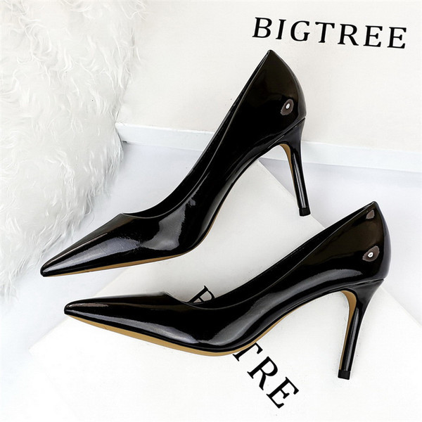 Lakkbőr cipő hegyes modell magassarkúval